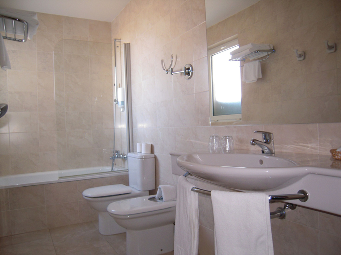 Bathroom 4, Mendez Nuñez, Lugo