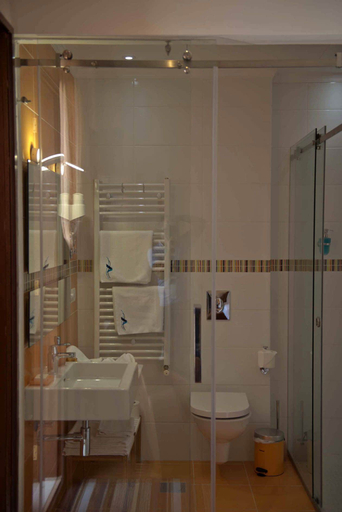 Bathroom 4, L'Auberge de la Mer, Batroun
