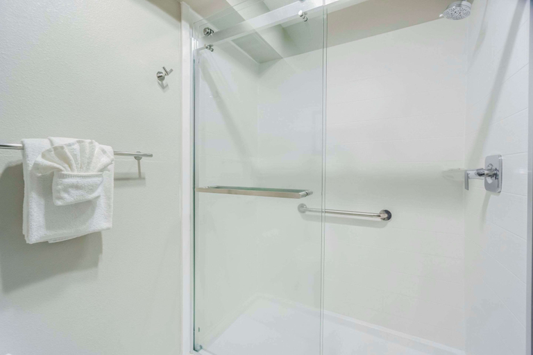 Bathroom 4, Comfort Inn & Suites Pacific - Auburn, King
