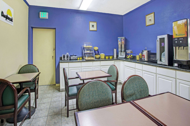 Food & Drinks 5, Days Inn by Wyndham Benson, Johnston