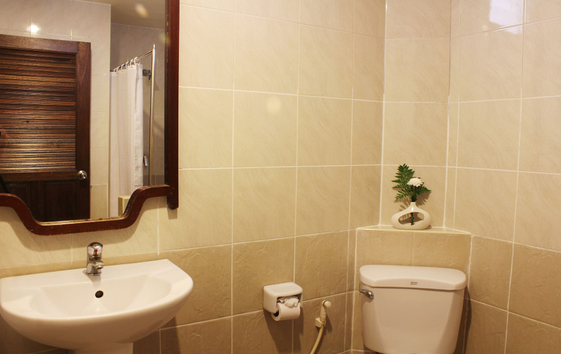 Bathroom 5, Baan Pron Phateep, Phuket Island
