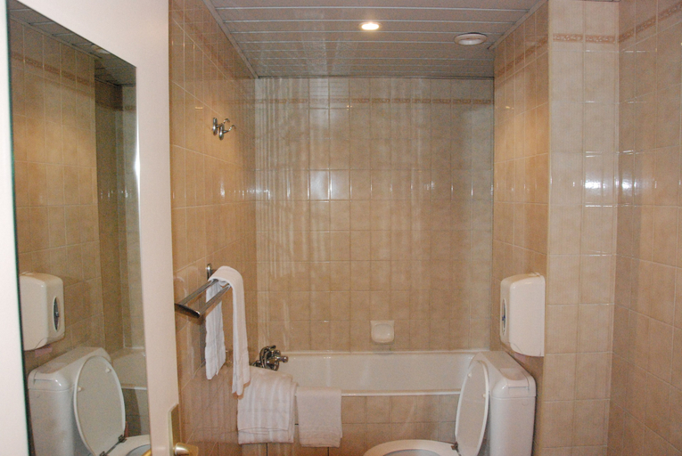 Bathroom 5, Hotel Acropolis, Hautes-Pyrénées