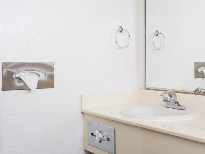 Bathroom 4, Super 8 By Wyndham Wendover, Tooele