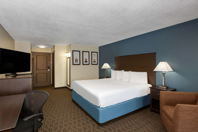 Bedroom 4, AmericInn by Wyndham La Crosse Riverfront-Conference Center, La Crosse