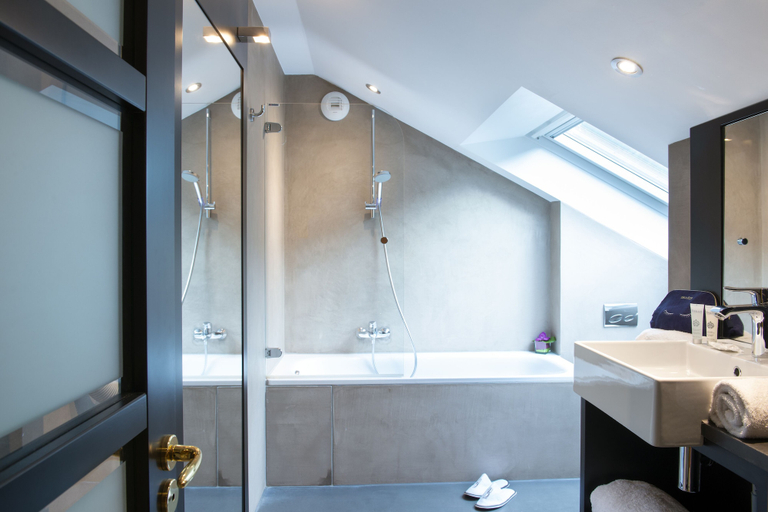 Bathroom 5, Les Tresoms Lake and Spa Resort, Haute-Savoie