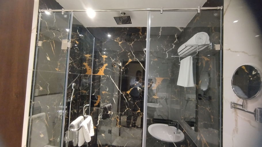 Bathroom 5, Hotel Mayura Presidency Belagavi, Belgaum