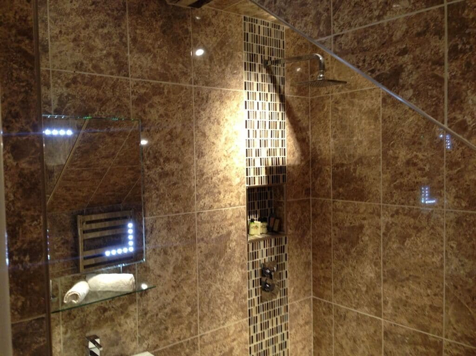 Bathroom 5, The White Hart Hotel, Essex