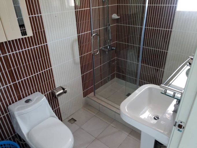 Bathroom 3, Mansah Memorial Villa, Accra