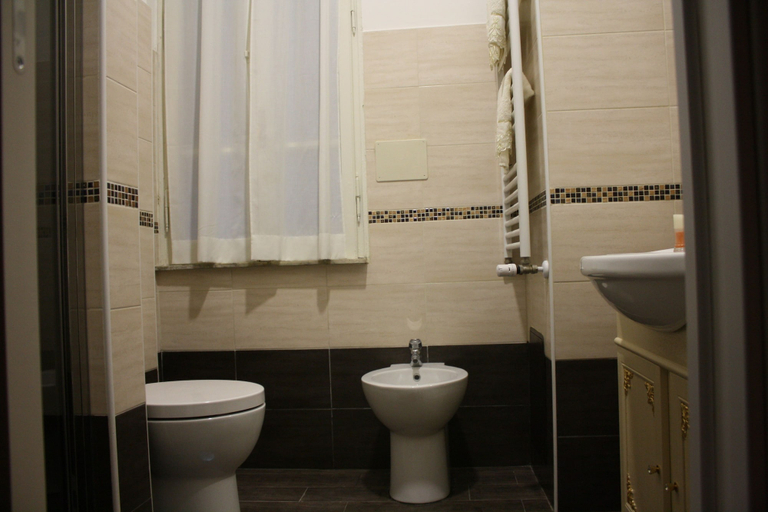 Bathroom 5, Pope's Suites, Rome