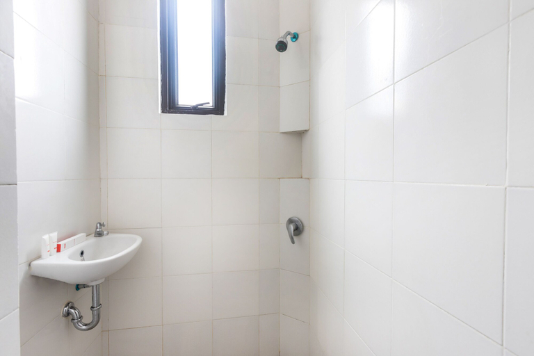 Bathroom 3, OYO 1598 Feby Inn Near RS Gandaria, South Jakarta