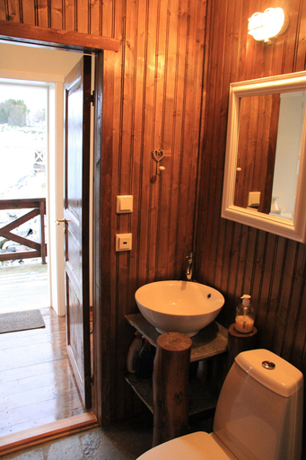 Bathroom 3, Brygga på Dønna, Dønna