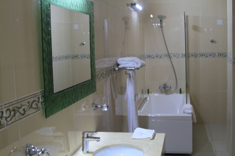 Bathroom 5, Royal Nick Hotel, Tema