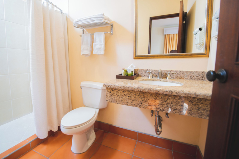 Bathroom 5, Hotel Los Portales, Chinandega
