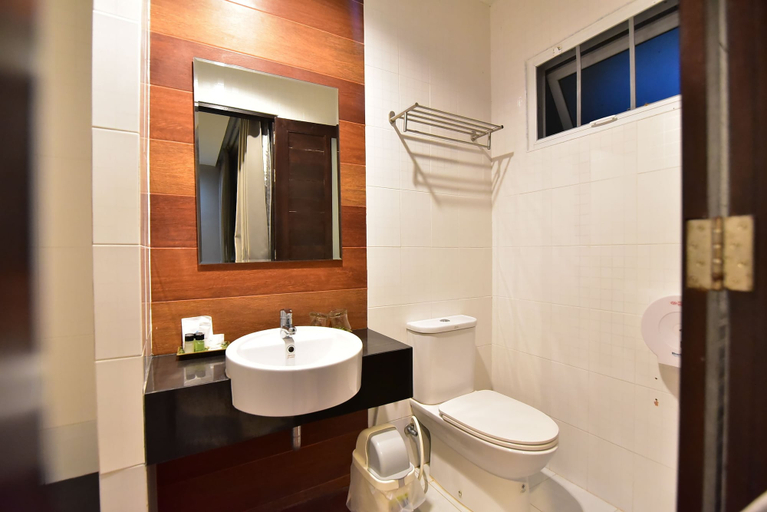 Bathroom 4, The Breeze Lipe Resort, Muang Satun