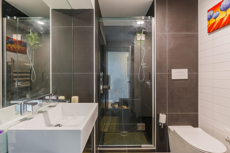 Bathroom, Modern Apartment Short Walk to SkyTower, Waitakere
