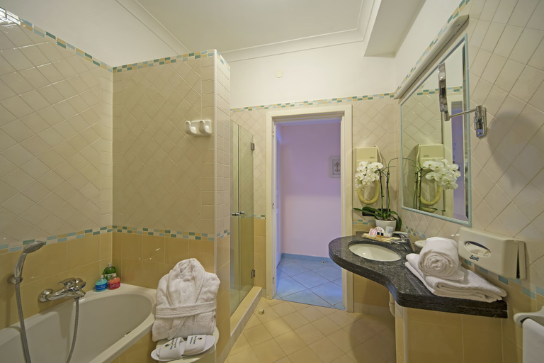 Bathroom 5, Le Querce Resort Sea Thermae & SPA, Napoli