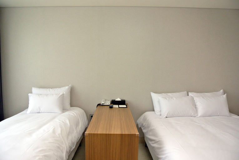 Bedroom 2, Jeju Noblesse Tourist Hotel, Jeju