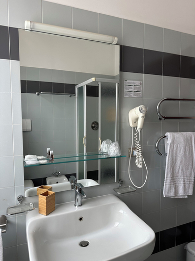 Bathroom 4, Hotel Griselda, Cuneo