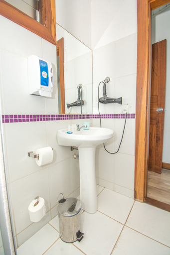 Bathroom 4, Bamboo Búzios Hostel, Armação dos Búzios