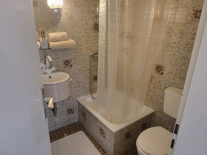 Bathroom 5, Stunning 1-bed Apartment in Bodolz Lake Constance, Lindau (Bodensee)