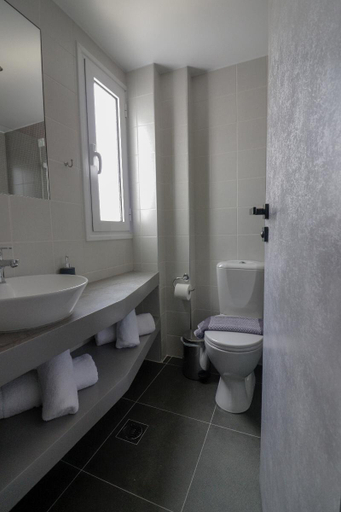 Bathroom 4, Athens Hawks, Attica