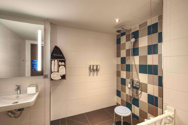 Bathroom 5, Hampton by Hilton Stuttgart City Centre, Stuttgart