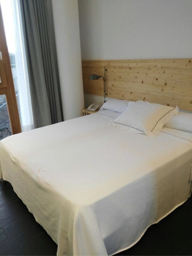 Bedroom 3, Tierra De Biescas Hotel, Huesca