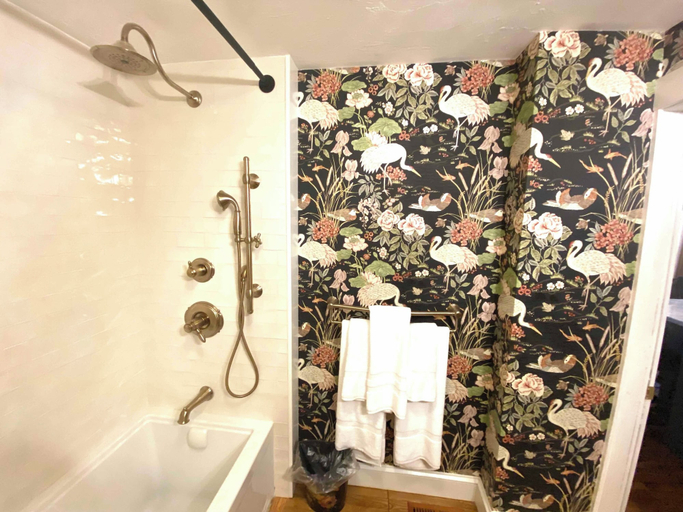 Bathroom 3, Silsbee's by Daniels House, Essex