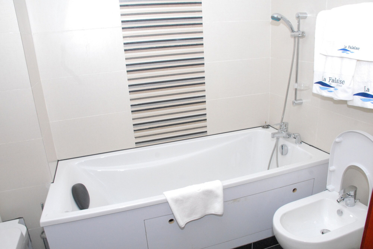 Bathroom 5, Hôtel La Falaise, Mfoundi