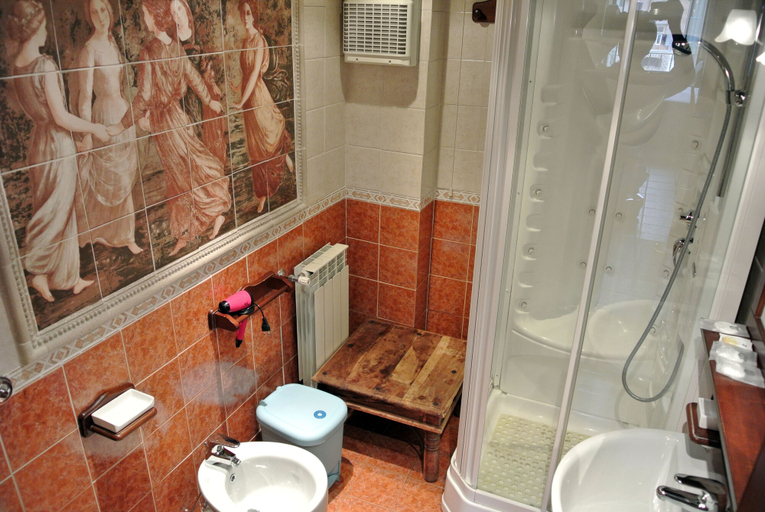 Bathroom 4, Hotel Barrett, Roma