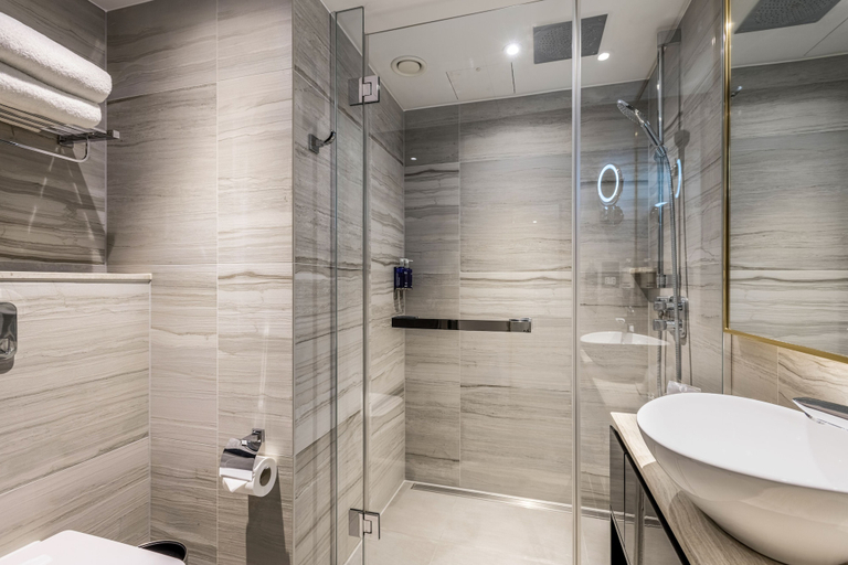 Bathroom 4, Leonardo Hotel London Aldgate - formerly Hotel Saint, London
