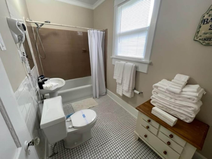Bathroom 3, Memphis Belvedere Suites, Shelby