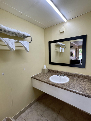 Bathroom 5, Economy Motel, Atlantic