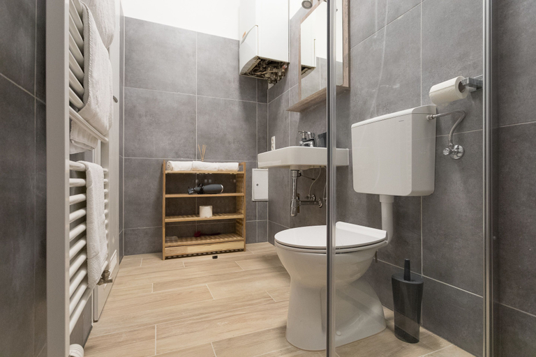Bathroom 4, Vintagehome: Apartments by Naschmarkt, Wien