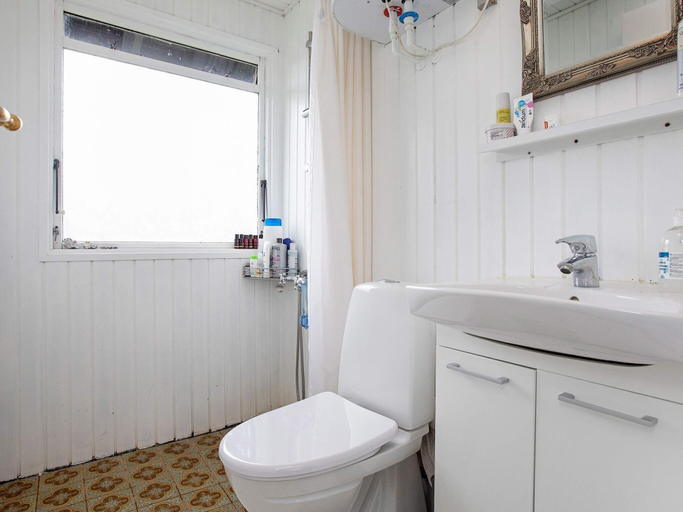 Bathroom, Garden-view Holiday Home in Svebølle With Terrace, Kalundborg