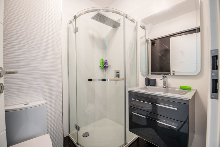 Bathroom 5, Luxury Westpark 2 Residence Lake View W2, Municipiul Bucuresti