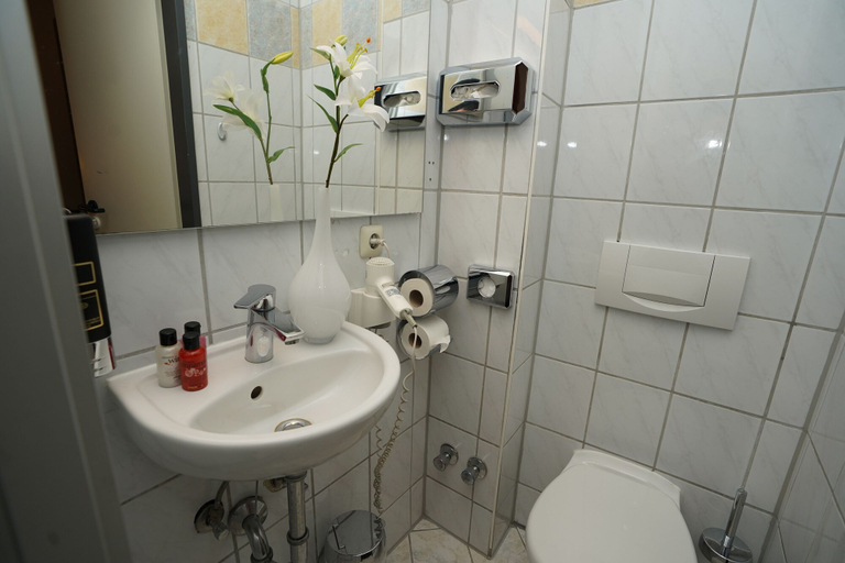 Bathroom 5, Hotel Little Paris by ANS, Frankfurt am Main