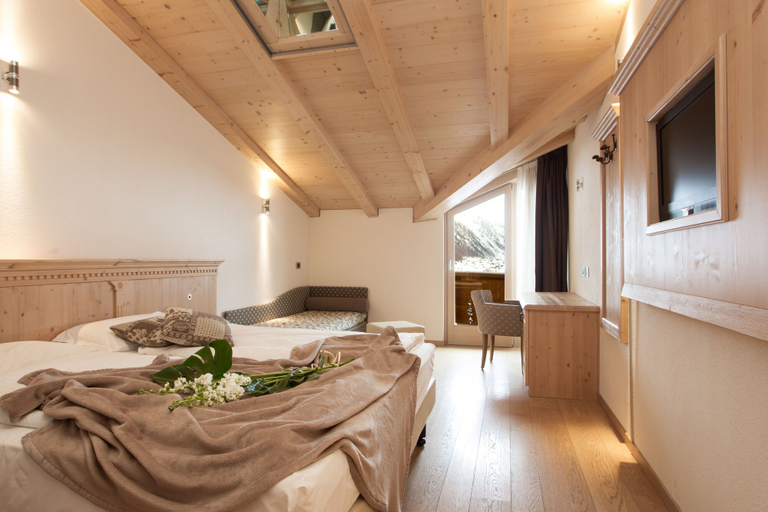 Bedroom 2, Alba Alpine Hotel, Sondrio