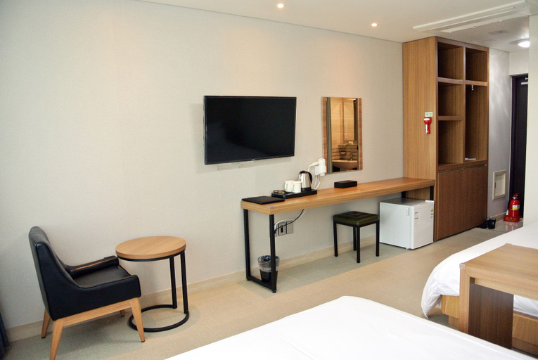 Bedroom 2, Jeju Noblesse Tourist Hotel, Jeju