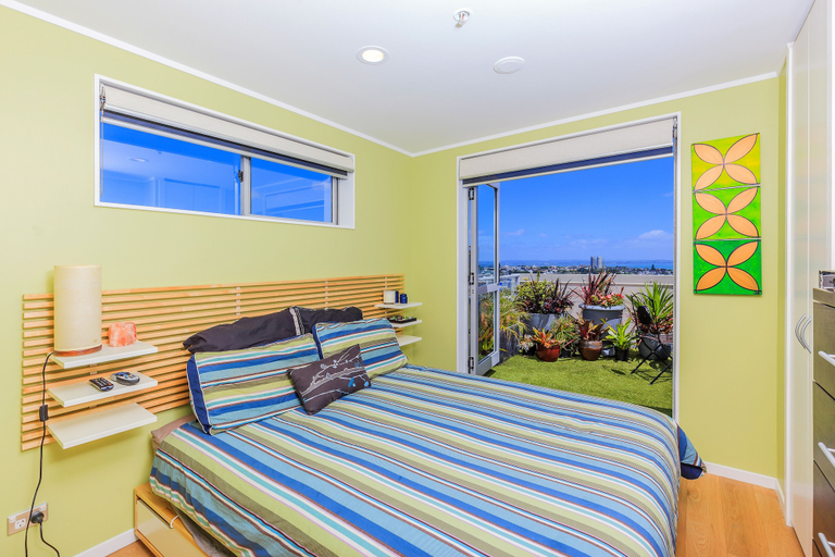 Bedroom, Modern Apartment Short Walk to SkyTower, Waitakere