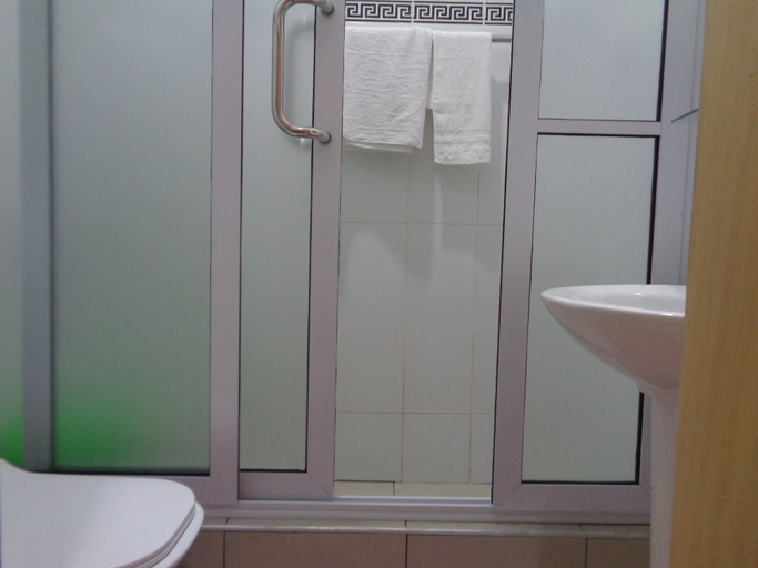 Bathroom 4, Queensland Hotel, Shama Ahanta East