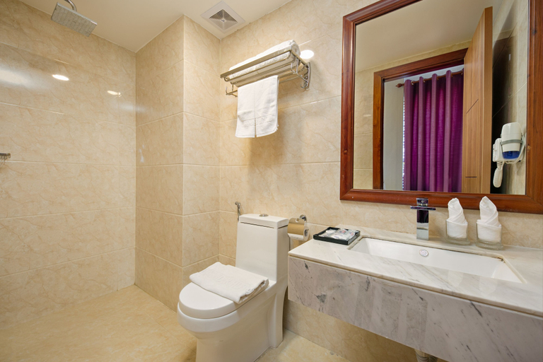Bathroom 5, Lavender Riverside Hotel, Da Nang