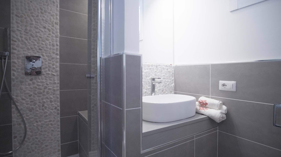 Bathroom 4, Spacious Villa with 4 rooms, pool, solarium & garden, Napoli
