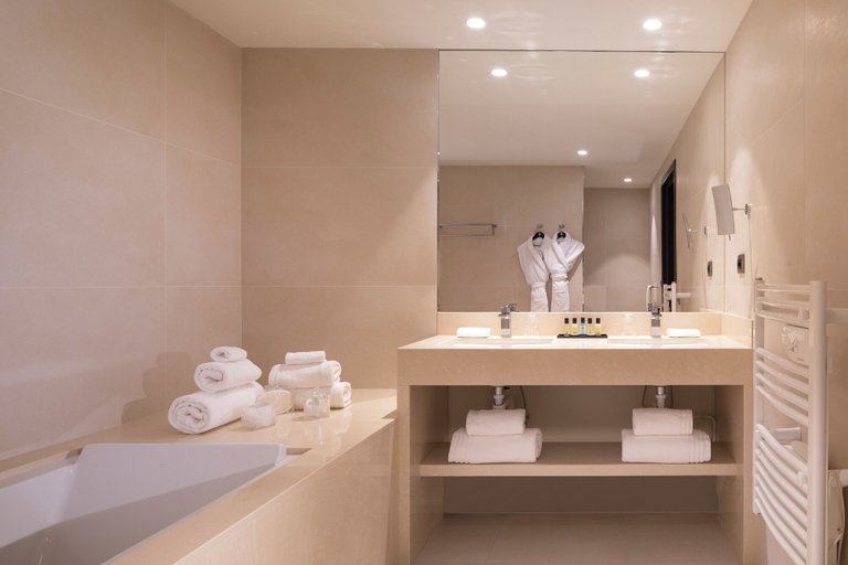 Bathroom 5, Royal Hainaut Spa & Resort Hotel, Nord