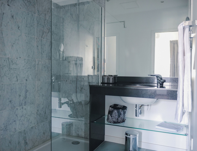Bathroom 5, Hôtel Le Manoir, Charente-Maritime