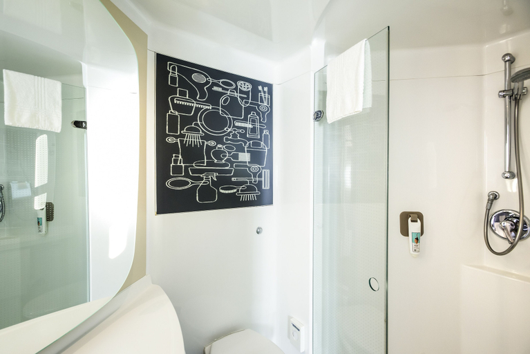 Bathroom 5, ibis Birmingham Airport - NEC, Solihull