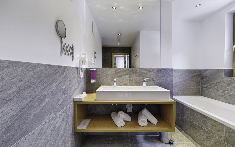 Bathroom 3, Hotel Enzian, Landeck
