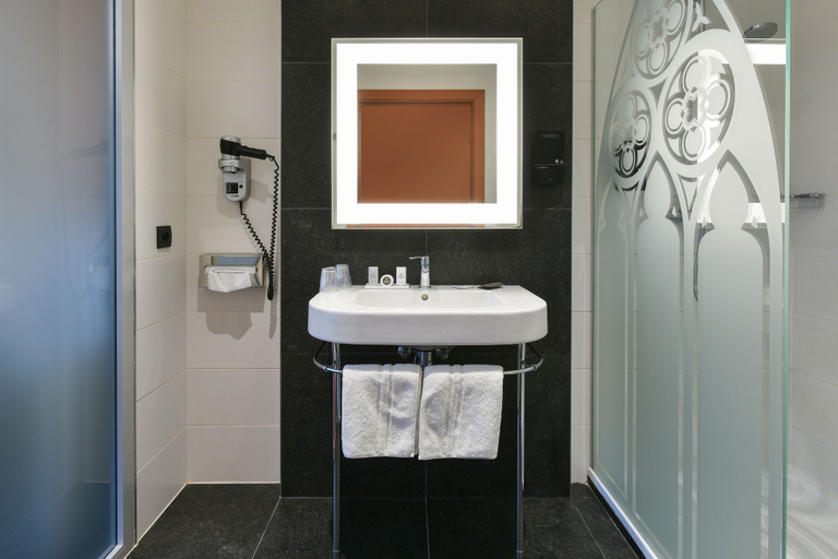Bathroom 5, Martin’s Dream Hotel, Hainaut