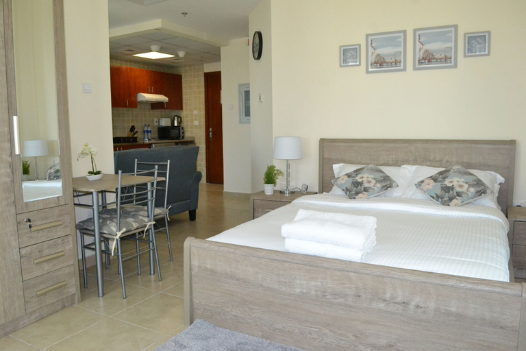 Room 2, BRK - Modern studio with balcony IN JLT, Dubai