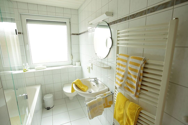 Bathroom 3, Hotel-Restaurant Gasthof Adler, Breisgau-Hochschwarzwald